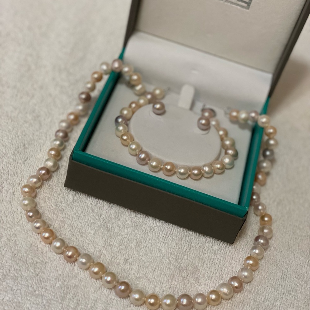 Elegant Pearl Necklace and Bracelet Set NEW with matching earrings